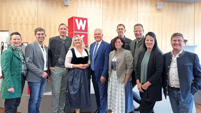 Cornelia Kronberger (CK-Design), Matthias Traunbauer (Baumwerk), Markus Müller (Autohaus Müller), Sigrid Schuster (Leiterin WKO Gmunden), Leo Jindrak (Vizepräsident WKOÖ), Vbgm. Margit Kriechbaum, Daniel Huemer (BAM.wohnen), Martin Ettinger (Obmann WKO Gmunden), Elke Lumetsberger (floral elements) und Gerhard Radner (vorchdorfmedia). 