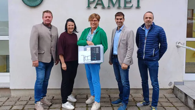 Wirtschaftsbund fördert Talente: Programmierroboter für VS Pamet (Vorchdorf)