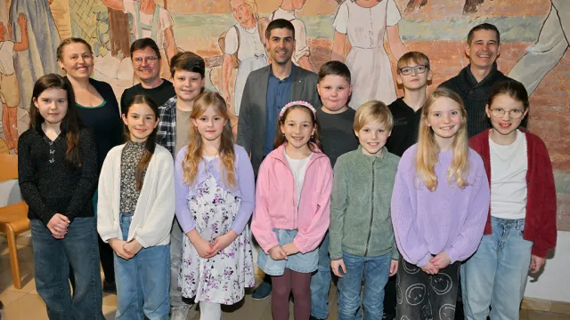 Welttag der Bildung in Vorchdorf rundum das Schulfresko von Erwin Lang