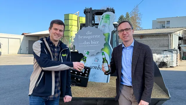 Foto (vorchdorfmedia): Paul Dickinger (Dickinger Agrarhandel GmbH) und Hubert Stöhr (GF Brauerei Schloss Eggenberg) freuen sich über die regionale Kooperation.  