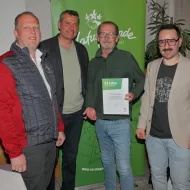 NF-Bundesgeschäftsführer Günter Abraham, NF-Landesvorsitzender Andreas De Bettin und NF Vorchdorf-Vorsitzender Thomas Haudum ehren langjährige Vereinsmitglieder