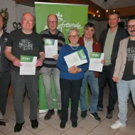 NF-Bundesgeschäftsführer Günter Abraham, NF-Landesvorsitzender Andreas De Bettin und NF Vorchdorf-Vorsitzender Thomas Haudum ehren langjährige Vereinsmitglieder