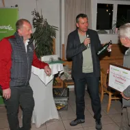 NF-Bundesgeschäftsführer Günter Abraham und NF-Landesvorsitzender Andreas De Bettin ernennen Fritz Maier sen. zum Ehrenmitglied