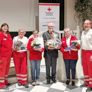 Die neue Ortsstellenleiterin Anja Kienbauer, Maria Hochmuth, Sylvia Schwaiger, Dr. Christoph Hohn, Marianne Brandt und Dienstführender Stefan Strassmair