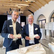 Manfred Schmalzer und Günter Neumann (Stern Verkehr) bei der Präsentation wegweisender Zukunftsprojekte der Stern Gruppe in der Remise 1894 in Gmunden.