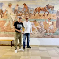 Bruno Schernhammer und Michael Wittig vor dem Fresko von Erwin Lang in der Mittelschule Vorchdorf
