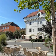 Gwölb Gastgarten vor Schloss Hochhaus Vorchdorf - Ortsbildpreis 2025