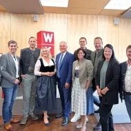 Cornelia Kronberger (CK-Design), Matthias Traunbauer (Baumwerk), Markus Müller (Autohaus Müller), Sigrid Schuster (Leiterin WKO Gmunden), Leo Jindrak (Vizepräsident WKOÖ), Vbgm. Margit Kriechbaum, Daniel Huemer (BAM.wohnen), Martin Ettinger (Obmann WKO Gmunden), Elke Lumetsberger (floral elements) und Gerhard Radner (vorchdorfmedia). 