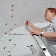 Künstlerin bei der Installation