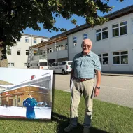 Rudolf Hüttner vor dem Eingang zur Vorchdorfer Schule, wo 1945 ein Luftwaffenlazarett untergebracht war. 