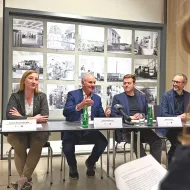 Klimastrategie für Vorchdorf präsentiert: Am Podium  Umwelt- und Klima-Landesrat Stefan Kaineder, Bürgermeister Johann Mitterlehner, Elisabeth Reisenberger (Obfrau Vorchdorfer Umweltausschuss), und Norbert Rainer (Geschäftsführer Klimabündnis OÖ)