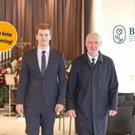 Peter Prielinger (li) übernimmt die Bestattung in Vorchdorf. Bernhard Radner (re) begleitet seinen Nachfolger bis Ende 2026 bei sämtlichen Arbeiten in der Bestattung und sorgt so für einen geordneten, reibungslosen Übergang. Das Büro gegenüber dem Friedhof bleibt als Anlaufstelle erhalten.