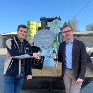 Foto (vorchdorfmedia): Paul Dickinger (Dickinger Agrarhandel GmbH) und Hubert Stöhr (GF Brauerei Schloss Eggenberg) freuen sich über die regionale Kooperation.  