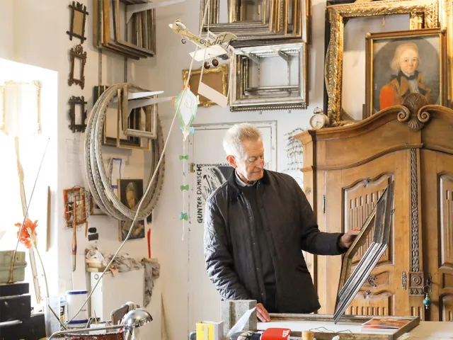 Erich Spitzbart in seiner Rahmenwerkstatt - Galerie Tanglberg Vorchdorf Erich Spitzbart in seiner Rahmenwerkstatt - Galerie Tanglberg Vorchdorf