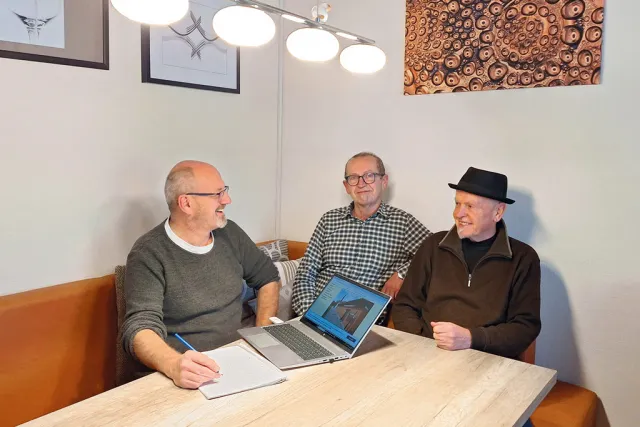 Fotoclub-Obmann Hans Georg Schloßgangl mit Peter Dickinger (Mitte) und Architekt Raimund Dickinger (re) bei der Konzeptbesprechung für „Vorchdorf vrontal“: Frontale Gebäudeaufnahmen in schwarz-weiß sollen Vorchdorfs Architektur beleuchten. Fotoclub-Obmann Hans Georg Schloßgangl mit Peter Dickinger (Mitte) und Architekt Raimund Dickinger (re) bei der Konzeptbesprechung für „Vorchdorf vrontal“: Frontale Gebäudeaufnahmen in schwarz-weiß sollen Vorchdorfs Architektur beleuchten.