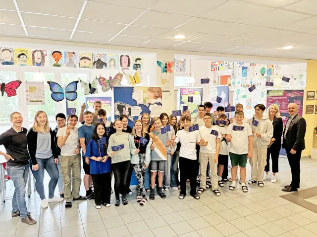 Schüler der 4a Mittelschule mit Klassenvorstand Elisabeth Gruber und Dir. Sonja Staudinger. Als Gemeindevertreter kamen Bgm. Johann Mitterlehner (rechts) und die beiden Europa-Gemeinderäte Reinhard Ammer und Elisabeth Steinbach (links)