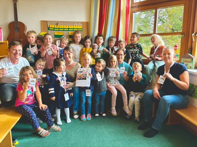 Kindergartengruppe gestaltete mit Gerhard Radner (VORchdorfer Tipp) eine eigene Zeitungsausgabe Kindergartengruppe gestaltete mit Gerhard Radner (VORchdorfer Tipp) eine eigene Zeitungsausgabe