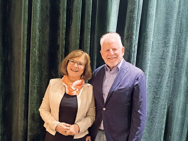 Dr. Renate Birgmayer mit ihrem ehemaligen Professor Dr. Bruno Buchberger. Er hat in den 80er Jahren bereits namhafte Experten zum Thema KI und Logik auf die Linzer Uni geholt und gilt als Gründungsvater der heutigen FH Hagenberg. 