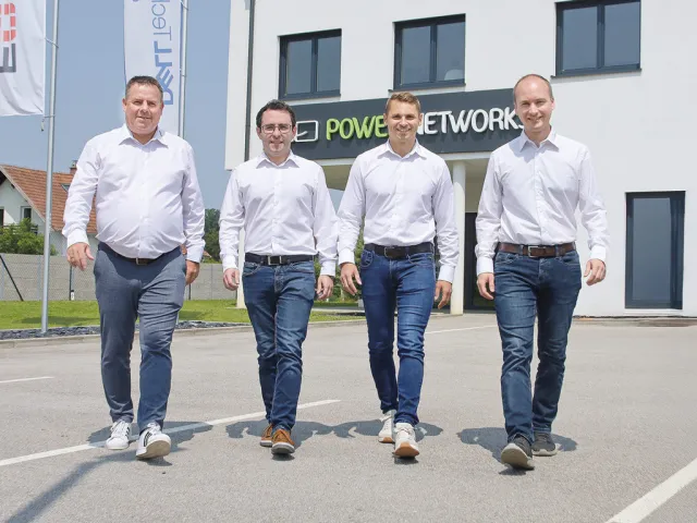 Das Führungsteam von Power Networks Harald Puster, Stefan Altmaninger, Günter Leeb und Bernhard Schaumberger von Power Networks: Vor 15 Jahren startete Günter Leeb im Wohnzimmer, heute betreut das 35-köpfige Team mittlerweile 600 zufriedene Kunden. Das Führungsteam von Power Networks Harald Puster, Stefan Altmaninger, Günter Leeb und Bernhard Schaumberger von Power Networks: Vor 15 Jahren startete Günter Leeb im Wohnzimmer, heute betreut das 35-köpfige Team mittlerweile 600 zufriedene Kunden.
