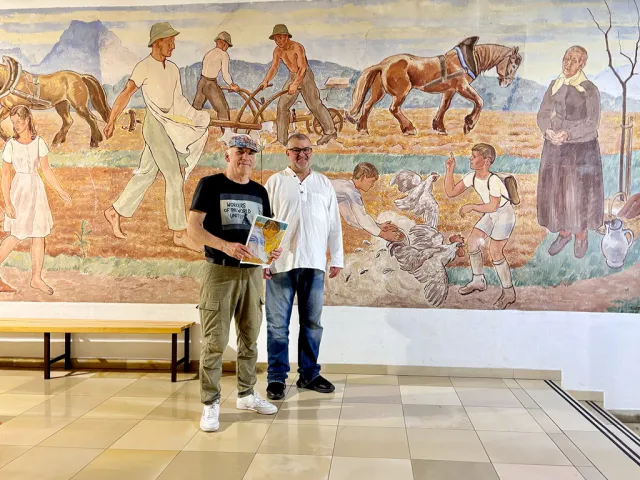 Bruno Schernhammer und Michael Wittig vor dem Fresko von Erwin Lang in der Mittelschule Vorchdorf Bruno Schernhammer und Michael Wittig vor dem Fresko von Erwin Lang in der Mittelschule Vorchdorf