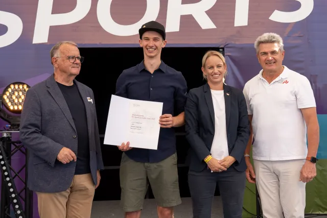 LH a.d. Hans Niessl (Sport Austria), Samuel Jungwirth (NF Vorchdorf), Sport-Staatssekretärin Michaela Schmidt und Hermann Krist (ASKÖ) LH a.d. Hans Niessl (Sport Austria), Samuel Jungwirth (NF Vorchdorf), Sport-Staatssekretärin Michaela Schmidt und Hermann Krist (ASKÖ)
