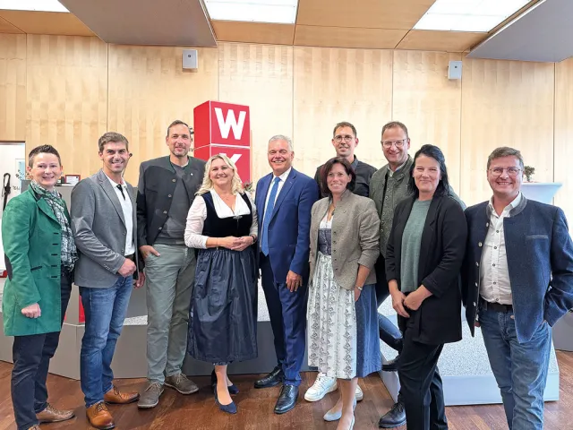 Cornelia Kronberger (CK-Design), Matthias Traunbauer (Baumwerk), Markus Müller (Autohaus Müller), Sigrid Schuster (Leiterin WKO Gmunden), Leo Jindrak (Vizepräsident WKOÖ), Vbgm. Margit Kriechbaum, Daniel Huemer (BAM.wohnen), Martin Ettinger (Obmann WKO Gmunden), Elke Lumetsberger (floral elements) und Gerhard Radner (vorchdorfmedia). 