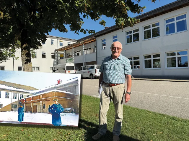 Rudolf Hüttner vor dem Eingang zur Vorchdorfer Schule, wo 1945 ein Luftwaffenlazarett untergebracht war.