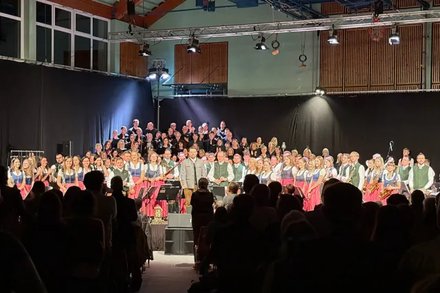 Marktmusik Vorchdorf mit ACCN (A Capella Chor Nussbach), The Massage Bad Wimsbach und Chorus Lacus Felix (Gmunden)