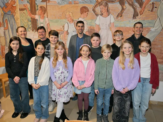 Welttag der Bildung in Vorchdorf rundum das Schulfresko von Erwin Lang