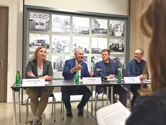 Klimastrategie für Vorchdorf präsentiert: Am Podium  Umwelt- und Klima-Landesrat Stefan Kaineder, Bürgermeister Johann Mitterlehner, Elisabeth Reisenberger (Obfrau Vorchdorfer Umweltausschuss), und Norbert Rainer (Geschäftsführer Klimabündnis OÖ)