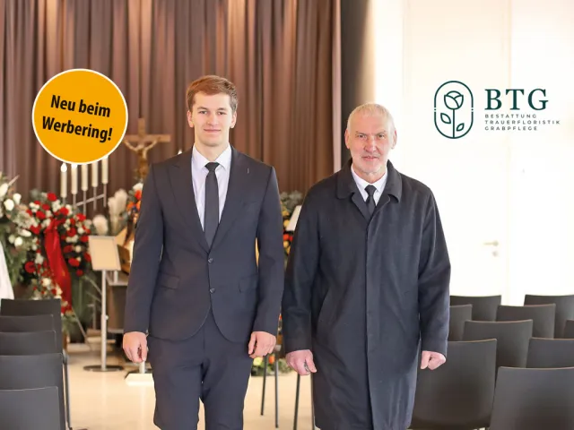 Peter Prielinger (li) übernimmt die Bestattung in Vorchdorf. Bernhard Radner (re) begleitet seinen Nachfolger bis Ende 2026 bei sämtlichen Arbeiten in der Bestattung und sorgt so für einen geordneten, reibungslosen Übergang. Das Büro gegenüber dem Friedhof bleibt als Anlaufstelle erhalten.
