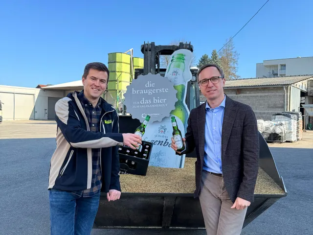 Foto (vorchdorfmedia): Paul Dickinger (Dickinger Agrarhandel GmbH) und Hubert Stöhr (GF Brauerei Schloss Eggenberg) freuen sich über die regionale Kooperation.  