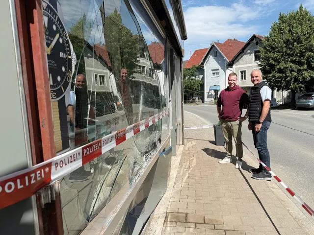 Daniel Gassenbauer mit Bürgermeister Johann Mitterlehner beim Lokalaugenschein einige Stunden nach dem Einbruchsversuch. 