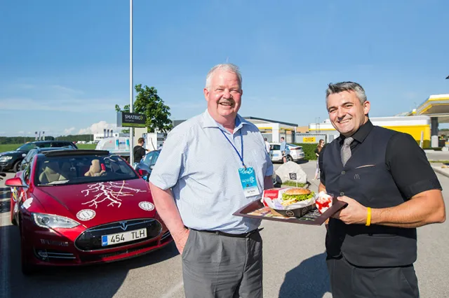 (v.l.) Jüri Tamm, Präsident des electric Marathon 2016, gemeinsam mit Eduard Mühleder, Restaurantmanager von McDonald's Vorchdorf. 