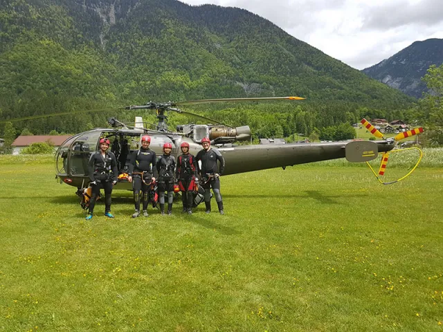 Die Mitglieder nehmen laufend an Übungen teil, wie im Mai bei der KHD-Übung in Obertraun mit Hubschrauber-Einsatz.